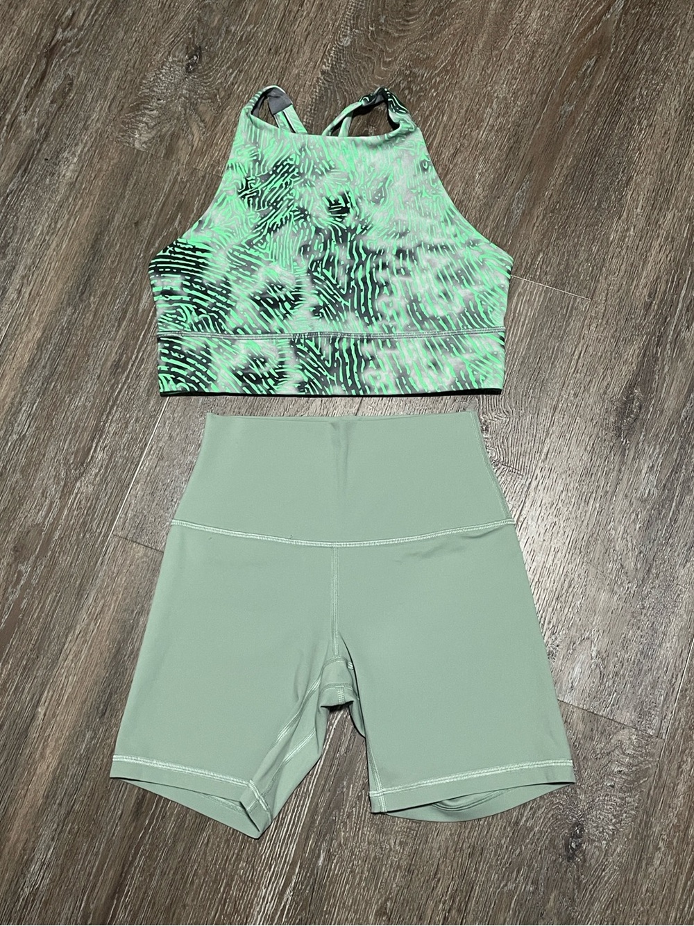 NWOT Lululemon Matching Green Multi Set. Size Top 8/Bottom 4